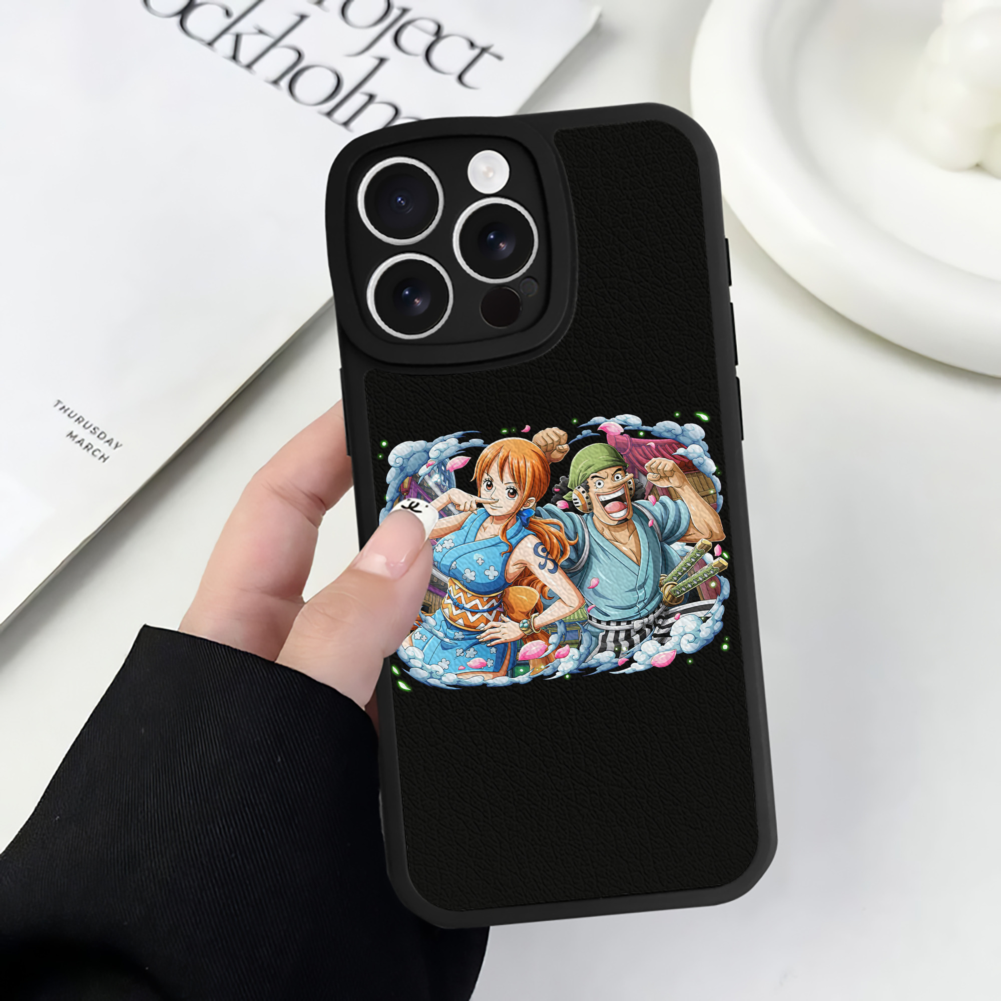 （画像用） ワンピース ナミ ONE PIECE Nami 【iPhone 16シリーズ対応】シリコンスマホケース（レザー調） 材質：シリコン